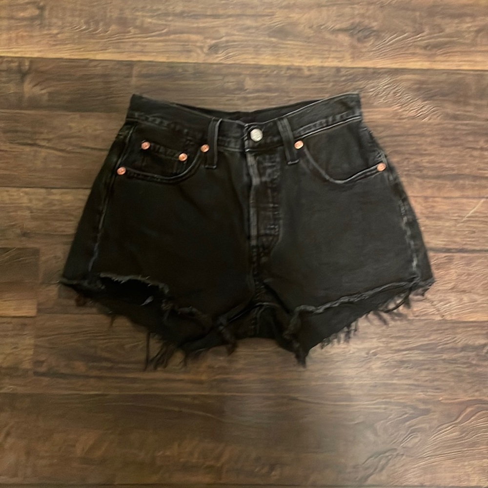 Black Levi’s jean shorts